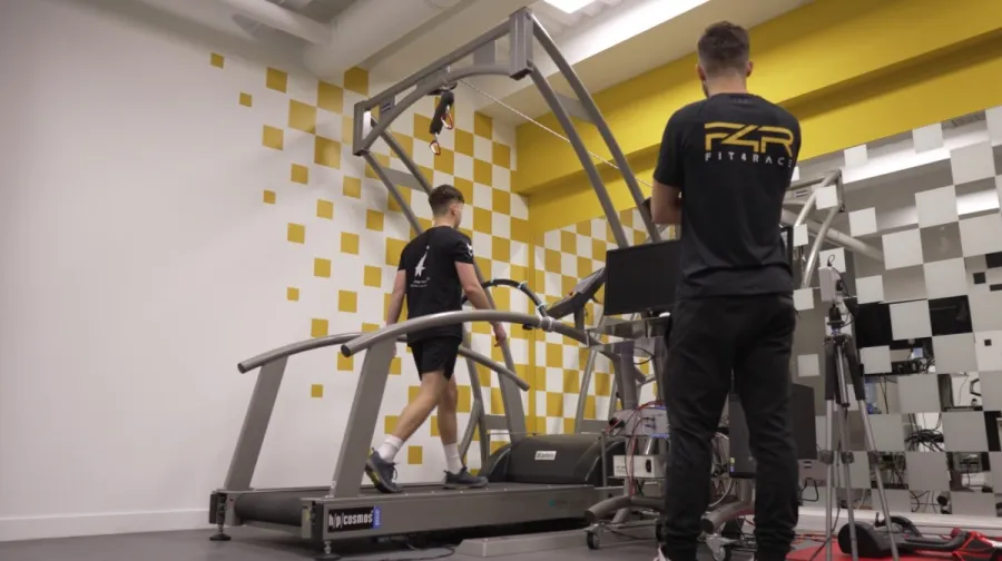 Teljesítménydiagnosztika: fiatal sportoló futószalagon, Fit4Race szakember a monitor előtt